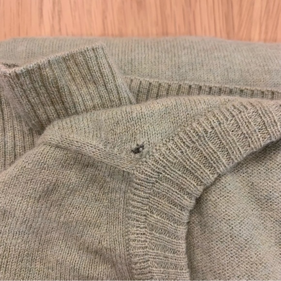 Light green Lacoste sweater - Picture 3 of 9
